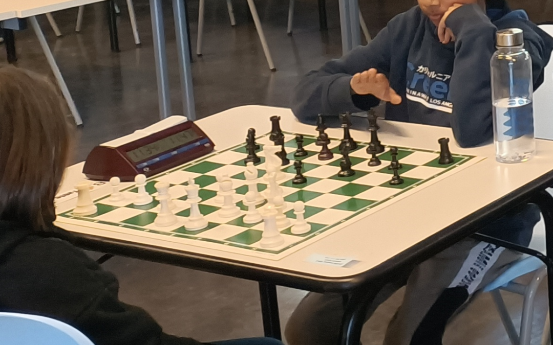 Elèves jouant aux échecs