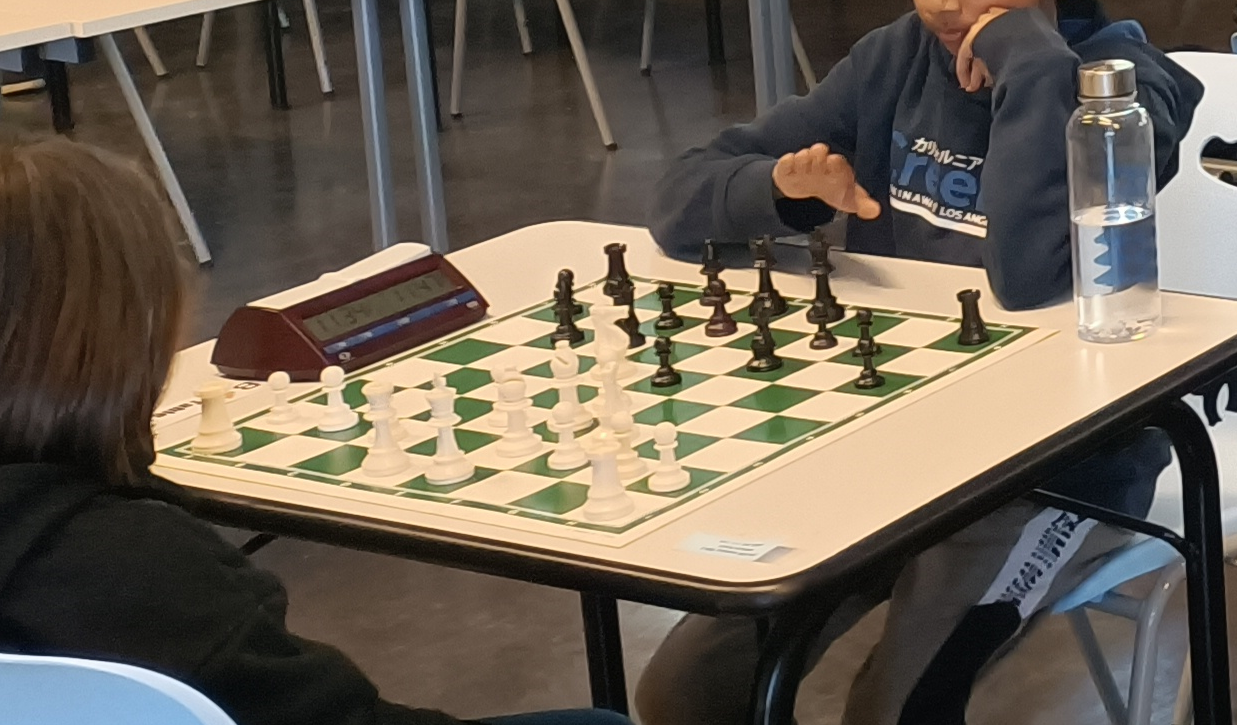 Elèves jouant aux échecs