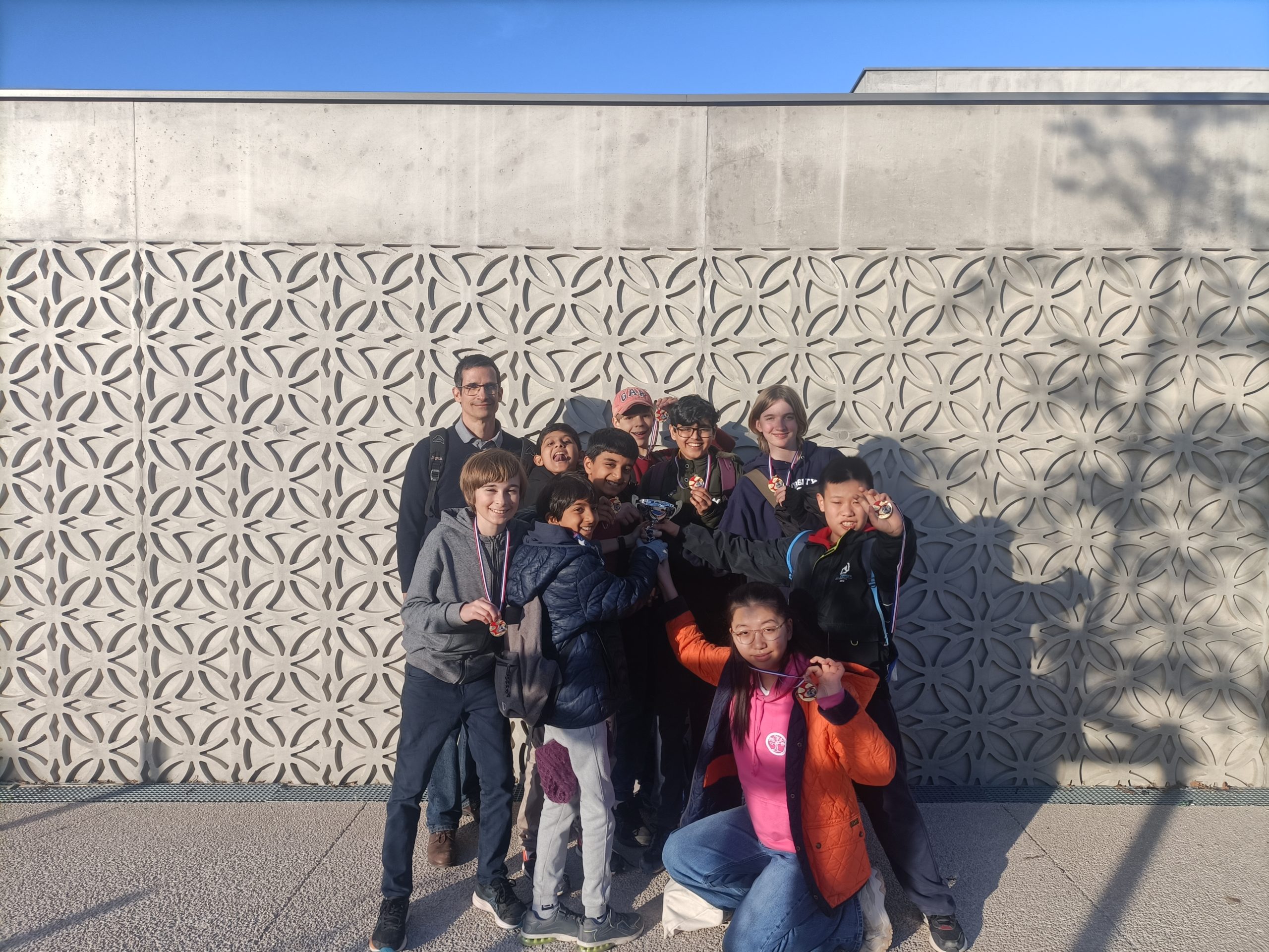 L'équipe devant le collège Sainte-Trinité à Marseille